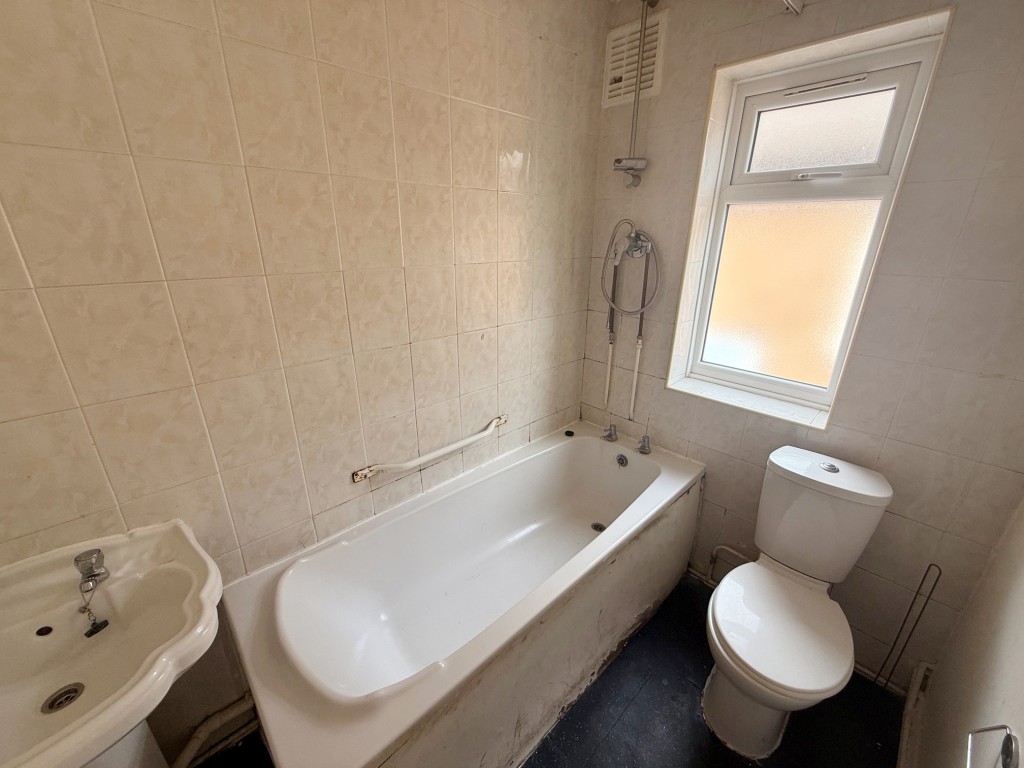 Lot: 23 - TWO-BEDROOM FLAT FOR MODERNISATION - Bath with w/c and wash hand basin